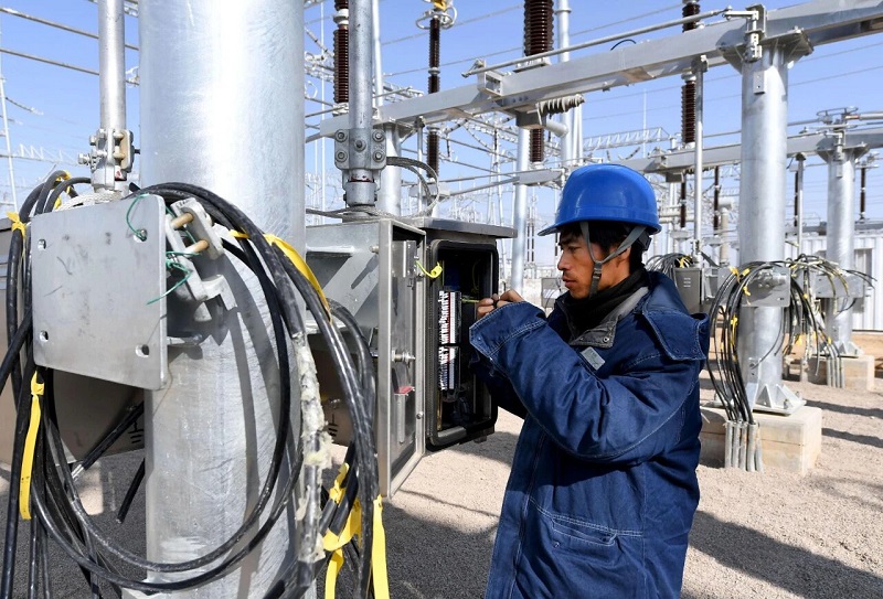 Jistič SF₆: Kritická součást vysokonapěťových energetických sítí, poskytuje vynikající výkon díky vysoké elektronegativitě a schopnosti zhášení oblouku 100krát vyšší než vzduch. Jistič SF₆: Kritická součást vysokonapěťových energetických sítí, poskytuje vynikající výkon díky vysoké elektronegativitě a schopnosti zhášení oblouku 100krát vyšší než vzduch.